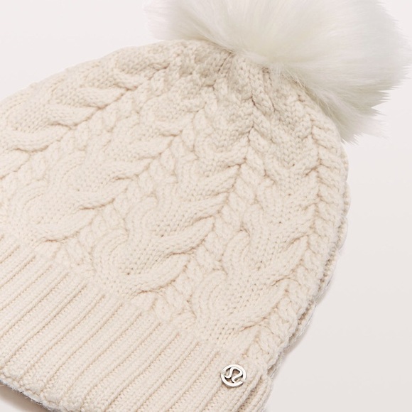 lululemon beanie with pom pom